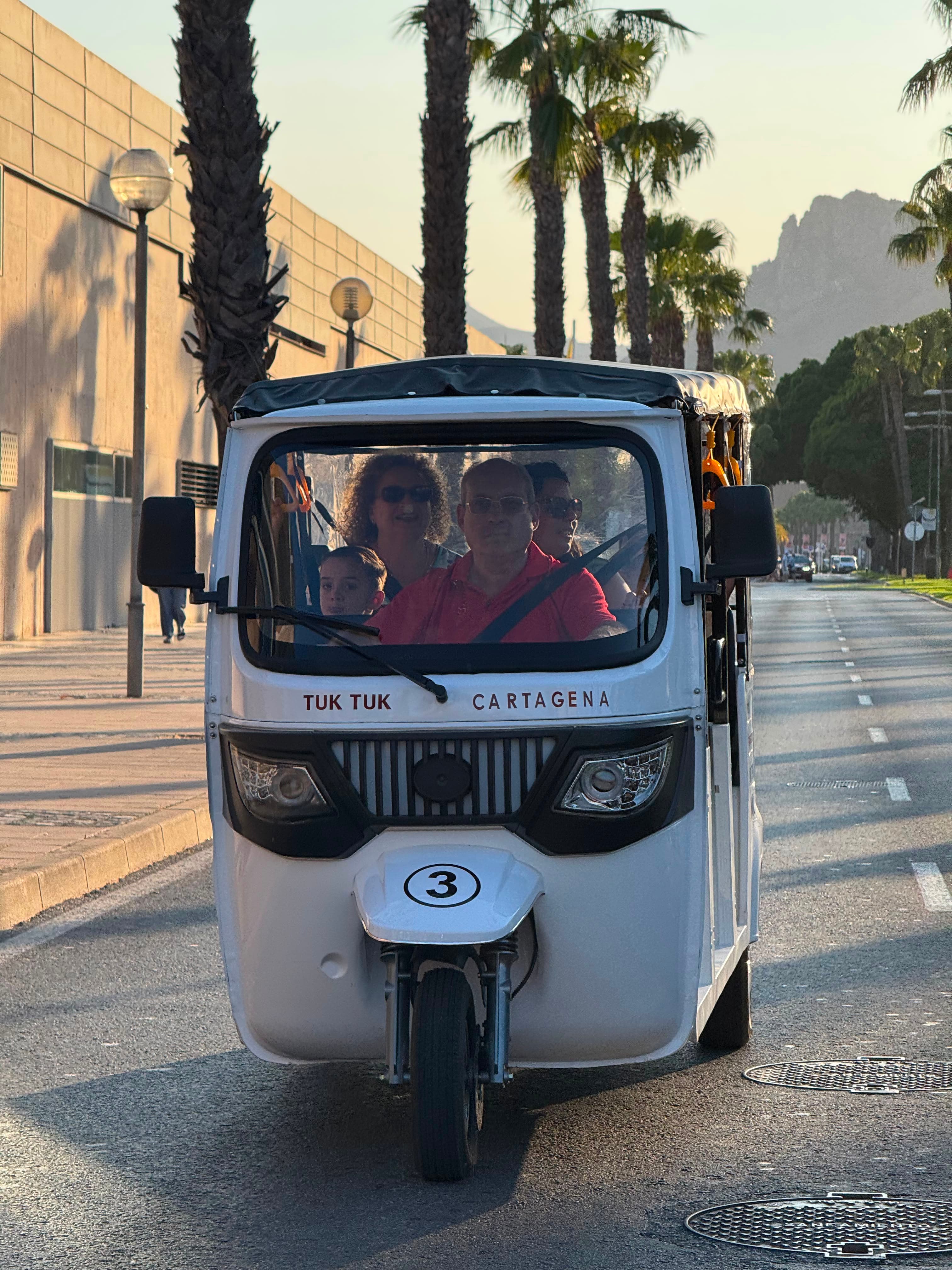 Tuk tuk Cartagena — vista frontal