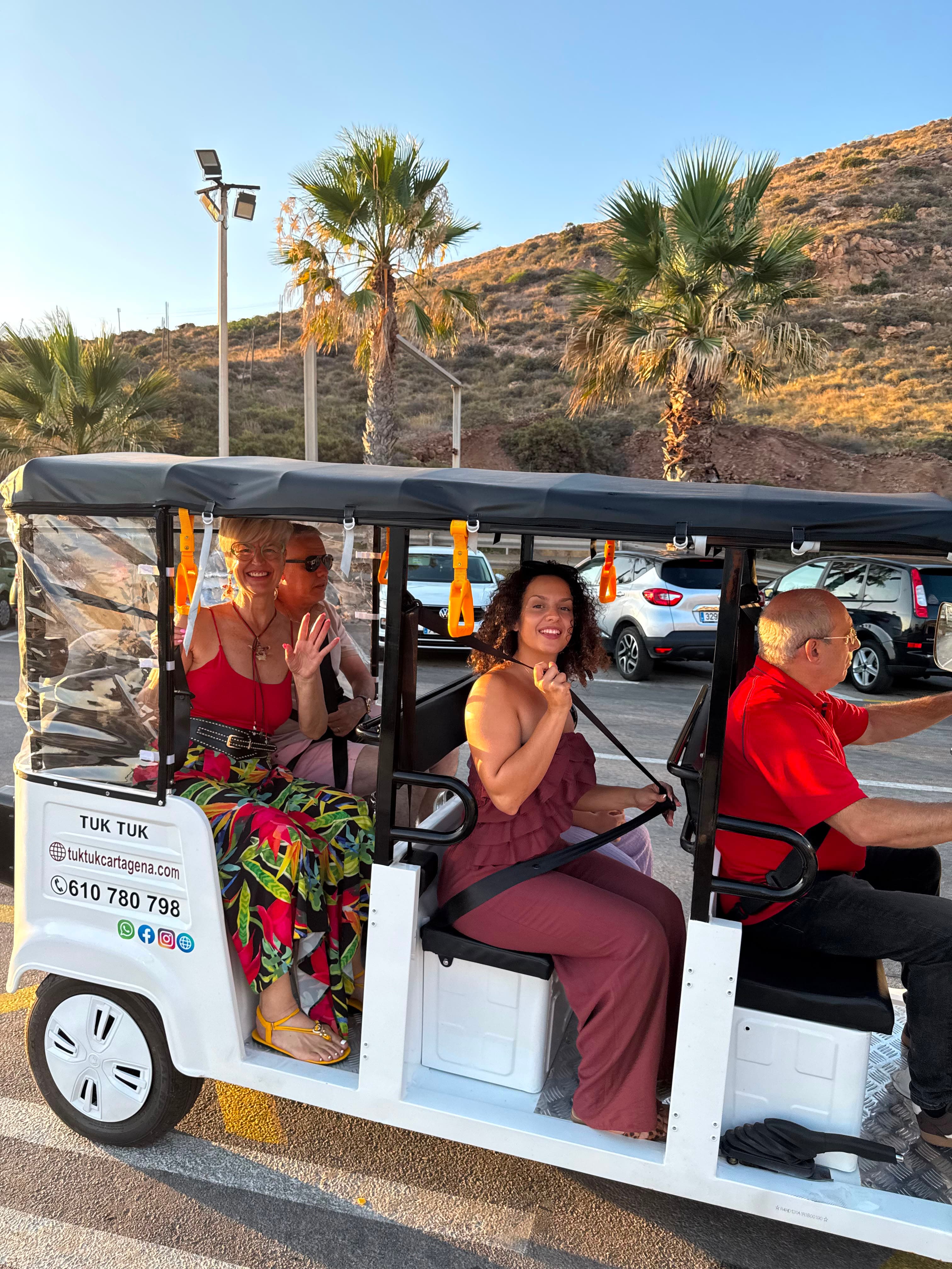 Tuk tuk Cartagena — pasajeras entre palmeras