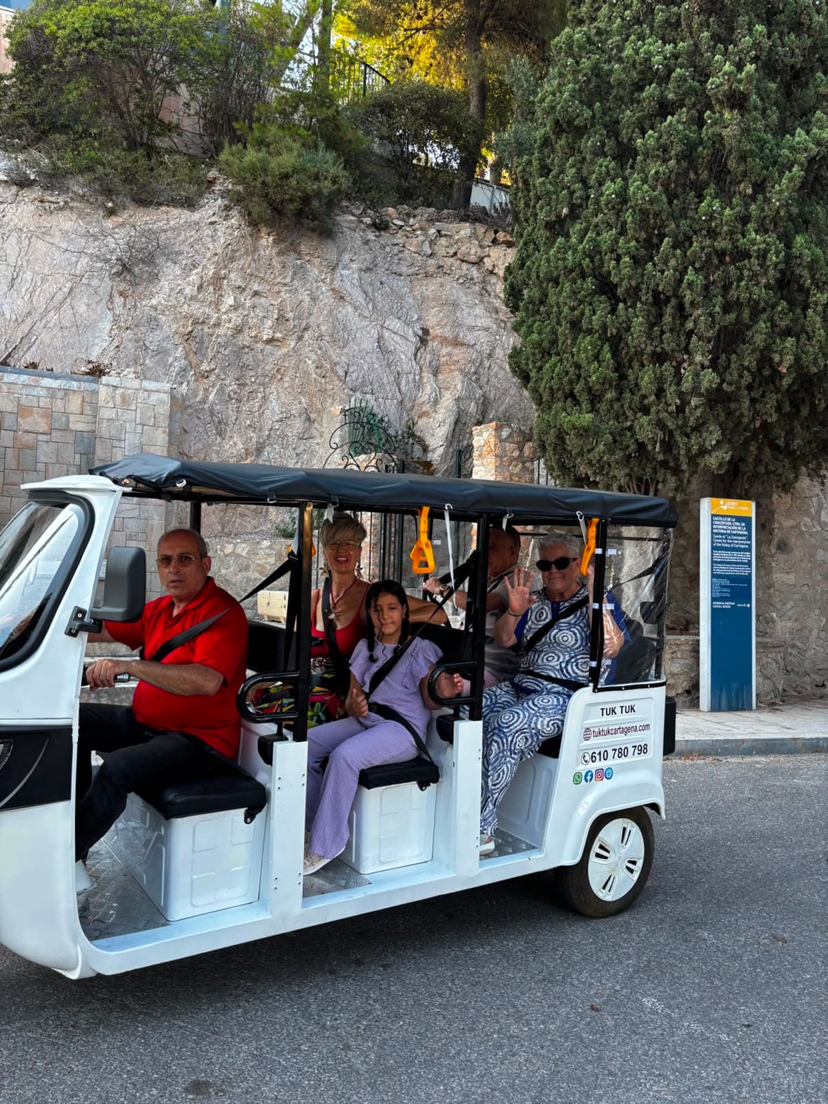 Tuk tuk Cartagena — familia en el casco antiguo