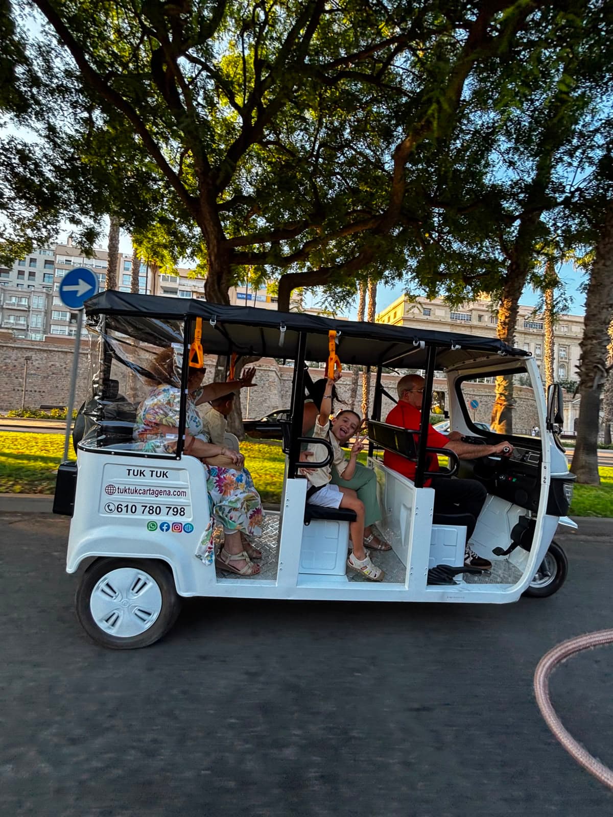 Tuk tuk Cartagena — palmeras al atardecer